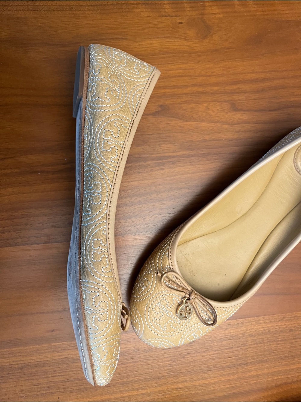 Tory Burch Tan Quilted Logo Ballet Flats with Bow - Picture 4 of 5